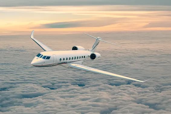 Gulfstream G700 im Flug über einer Wolkendecke im Abendlicht