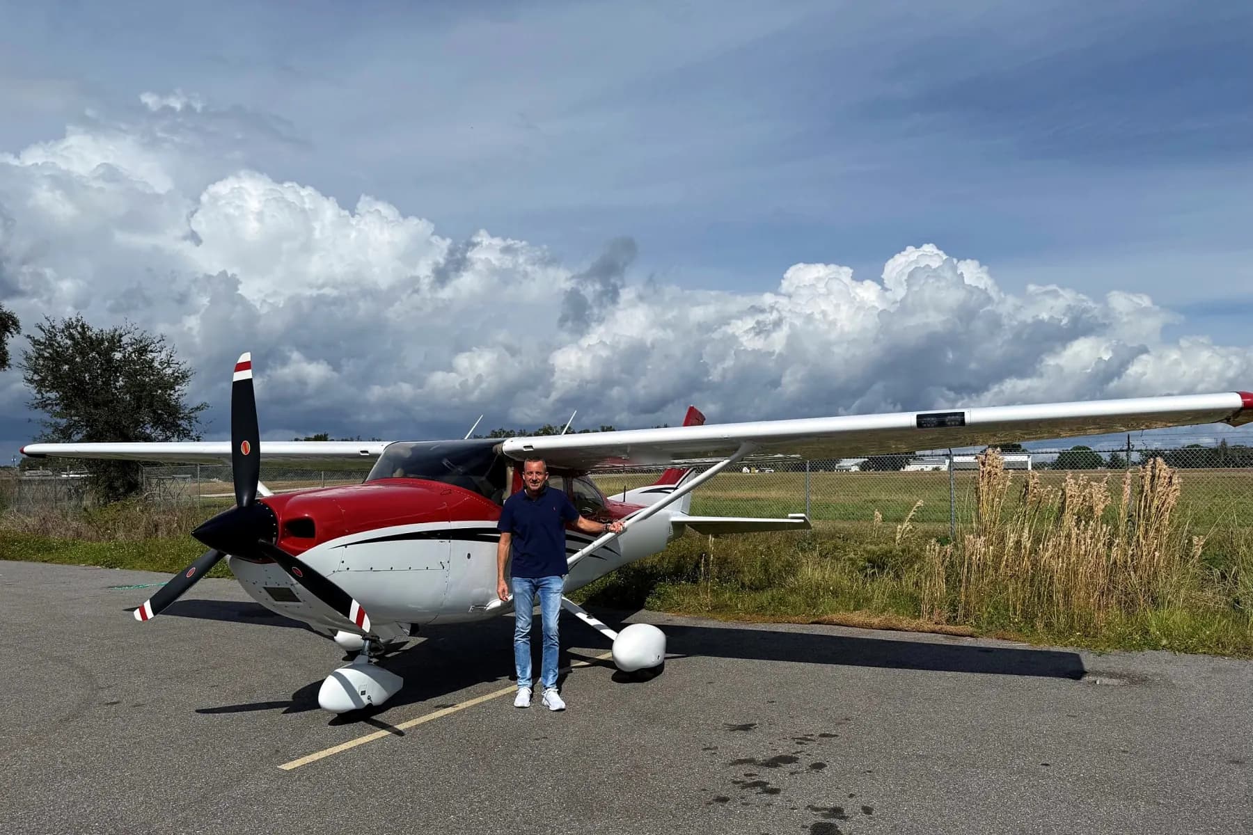 Lars Holling vor einer Cessna 182 auf einem Flugplatz bei Tampa, Florida