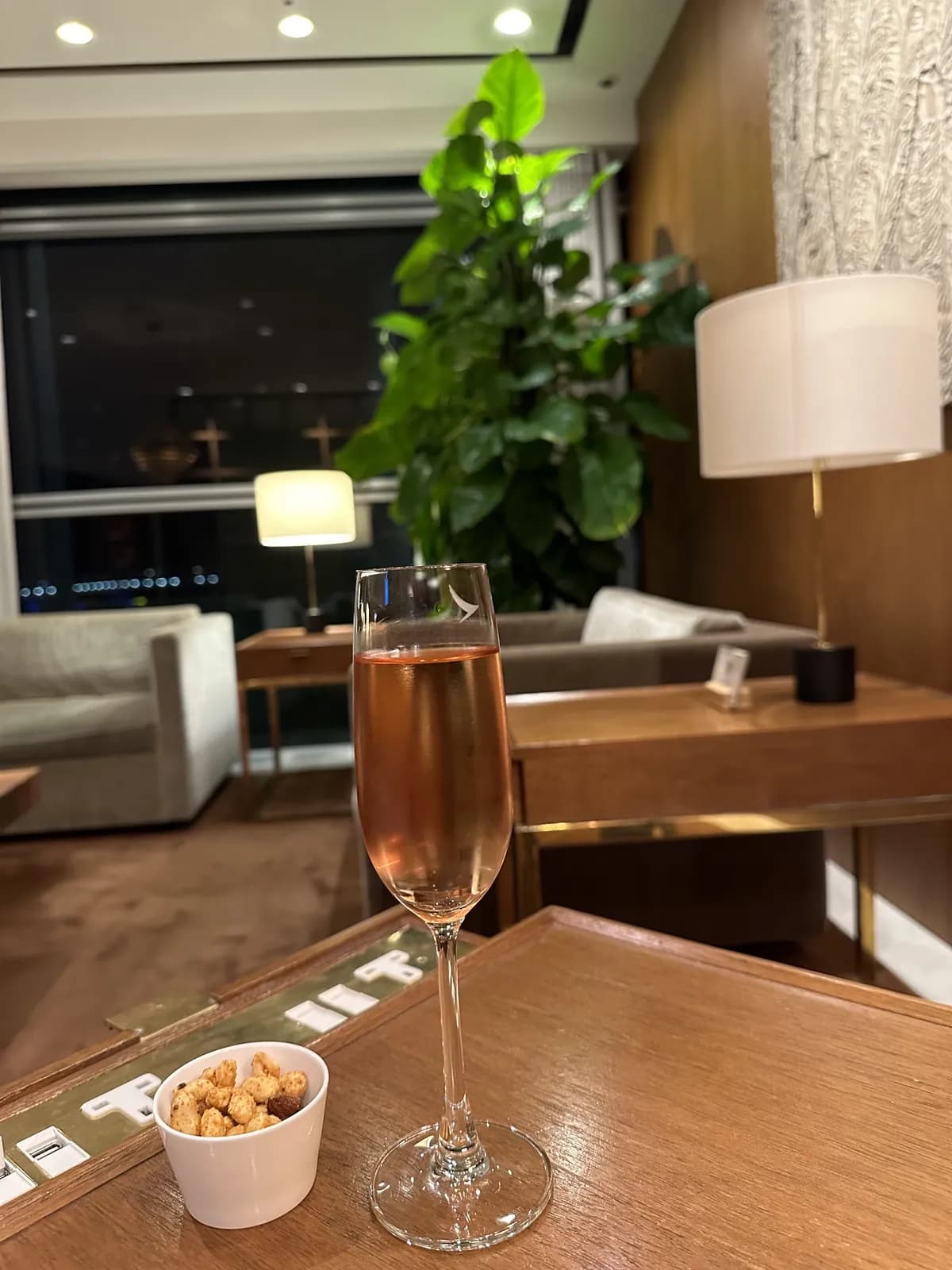 Glas Rosé-Champagner in der Cathay Pacific The Pier First Class Lounge