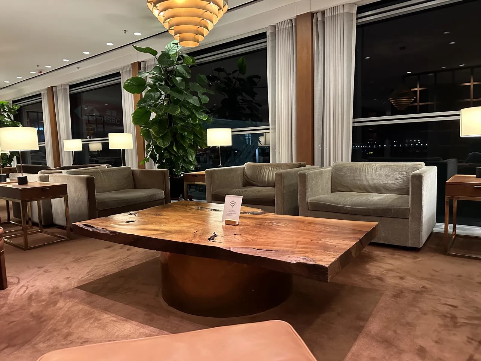 Sitzbereich der Cathay Pacific The Pier First Class Lounge in Hongkong