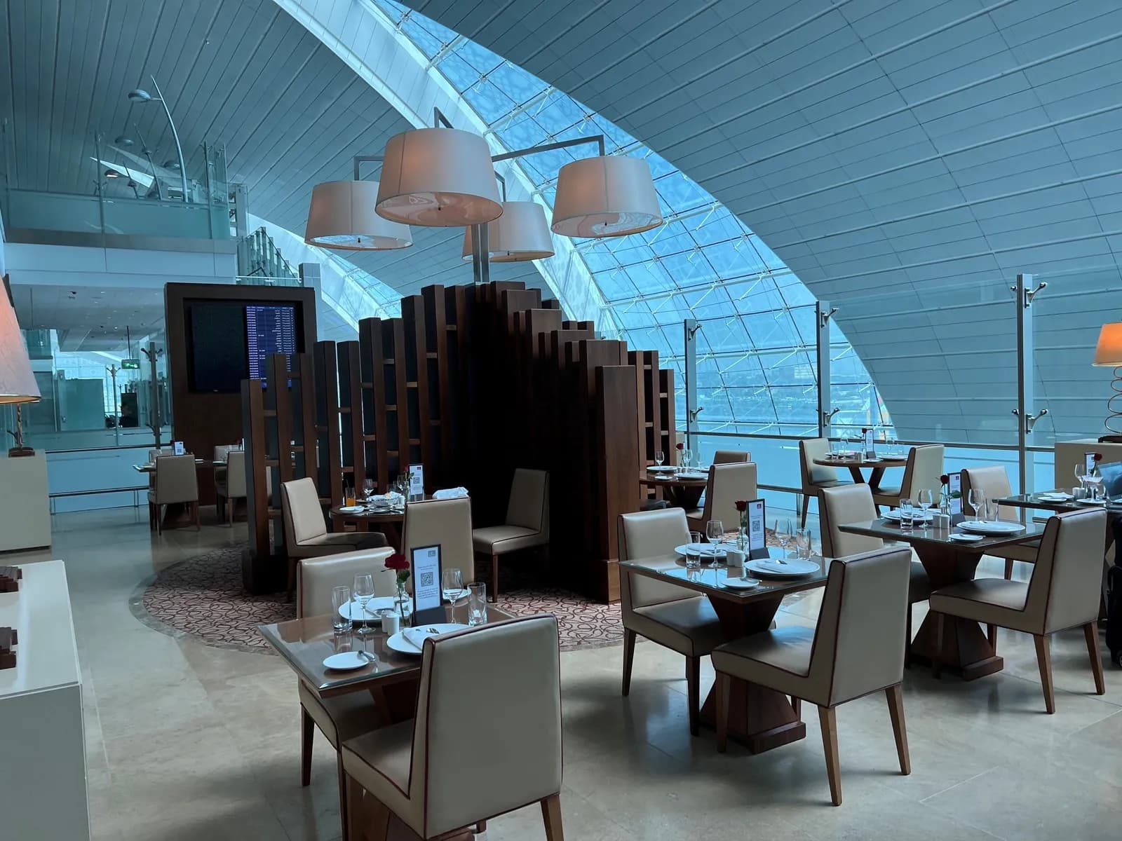 Restaurantbereich der Emirates First Class Lounge am Flughafen Dubai