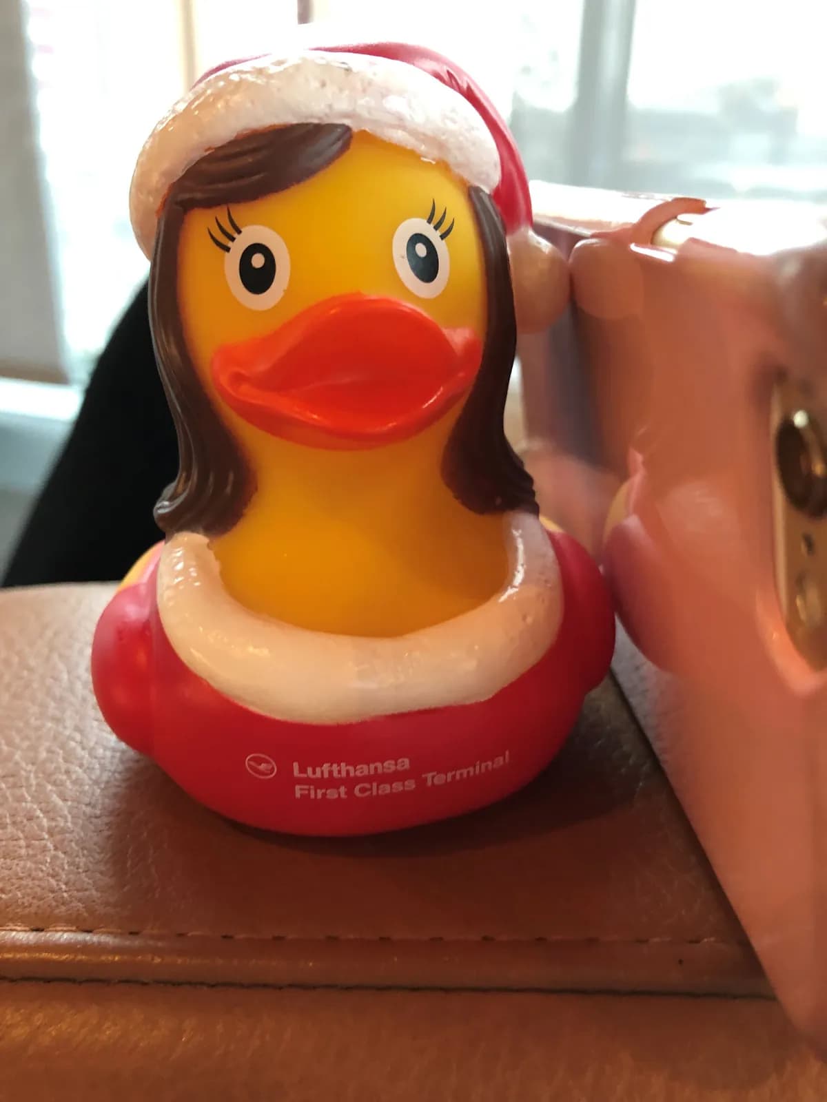 Rote Weihnachts-Badeente aus dem Lufthansa First Class Terminal