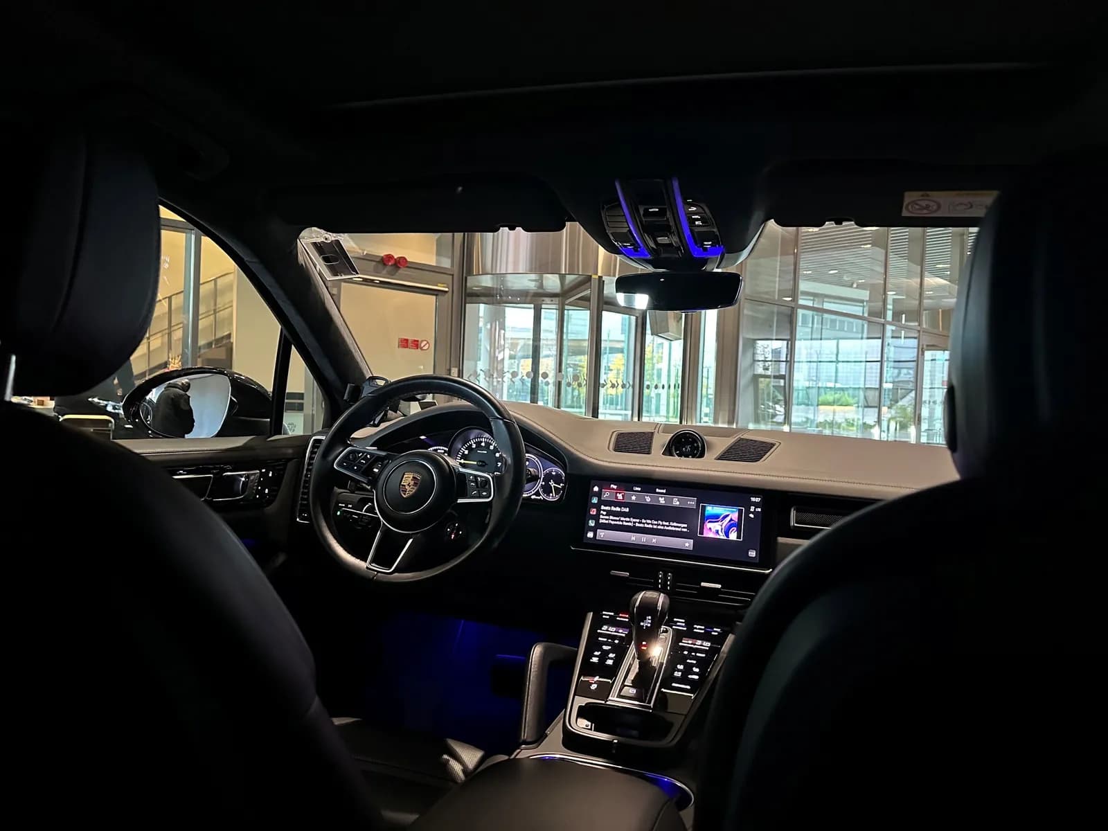 Innenraum des Porsche beim Vorfeldtransfer vom Lufthansa First Class Terminal zum Flugzeug