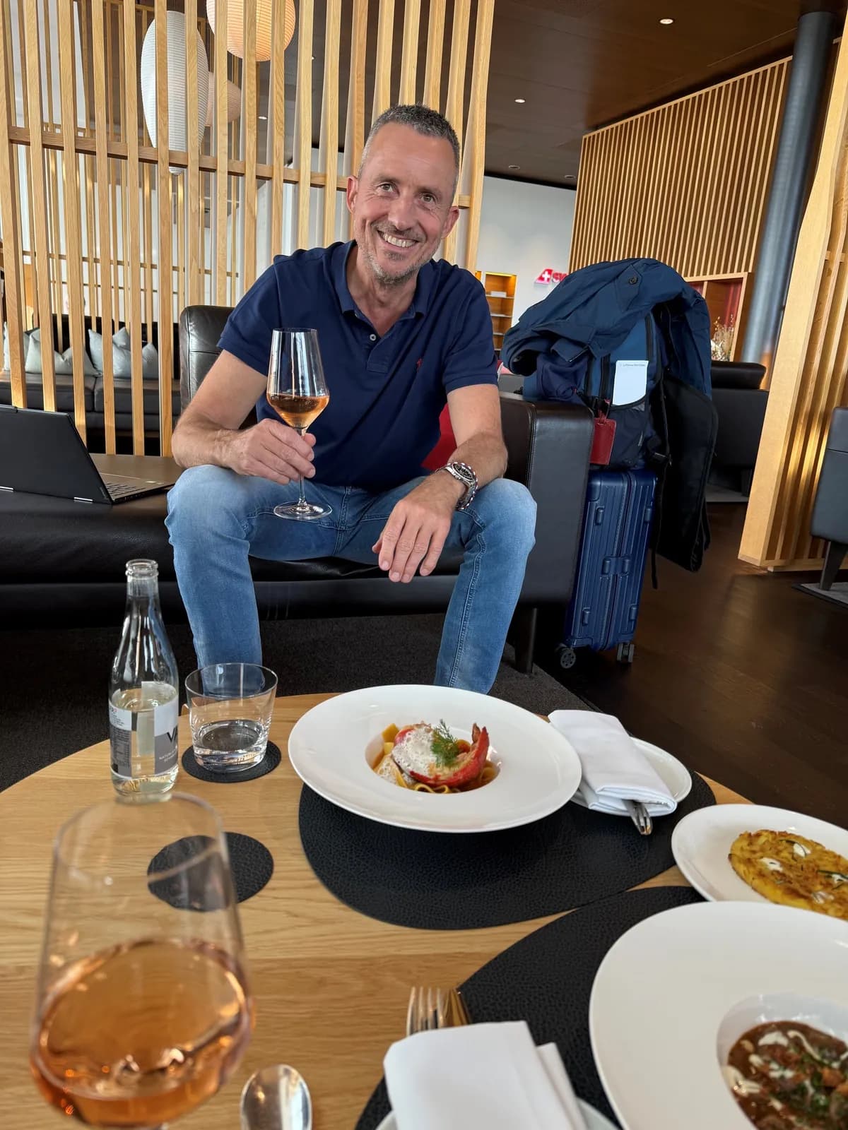 Lars Holling mit Hummer-Pappardelle und Rosé-Champagner in der SWISS First Class Lounge Zürich