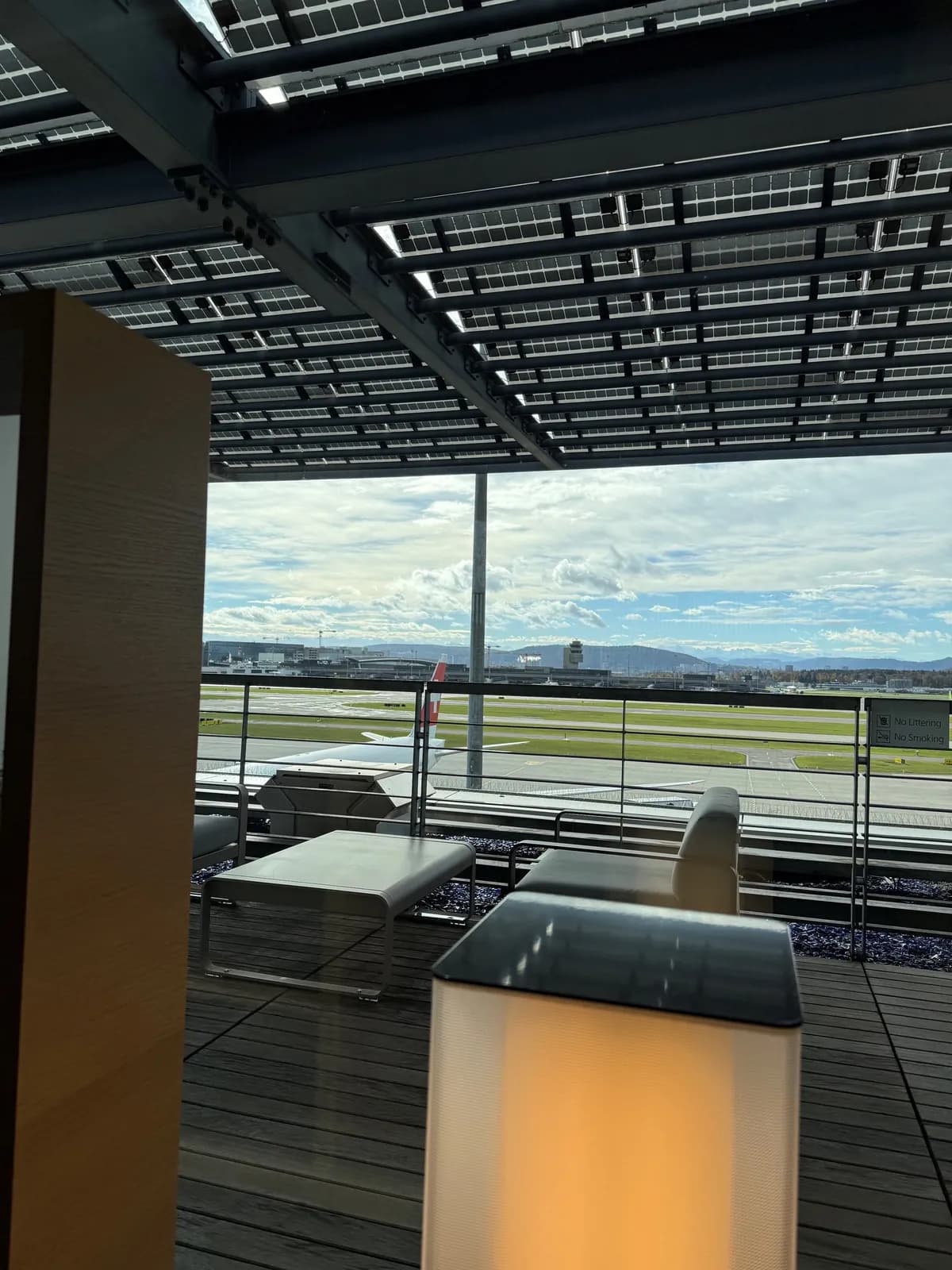 Terrasse der SWISS First Class Lounge in Zürich