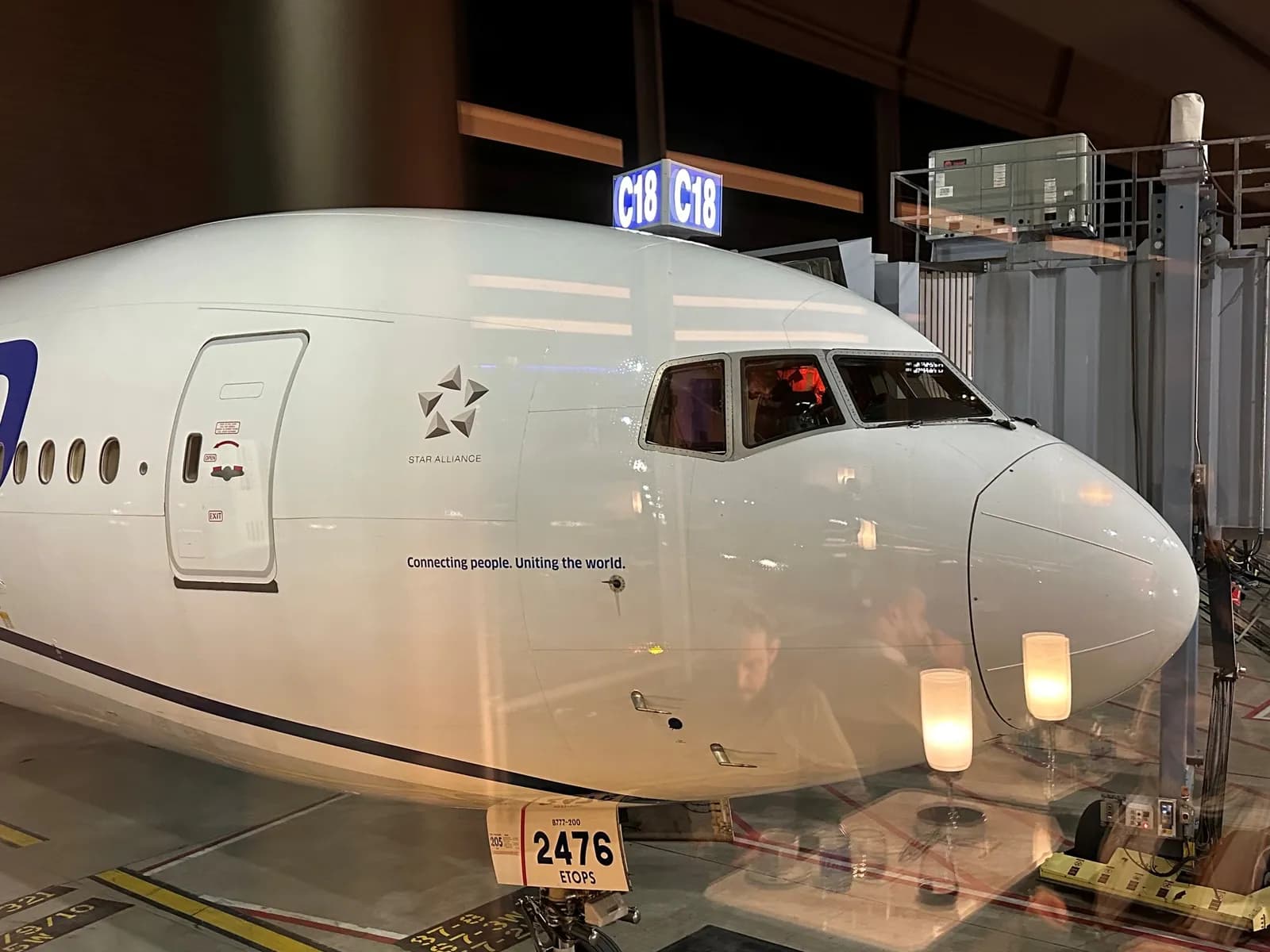 Blick aus der United Polaris Lounge Chicago auf eine Boeing 767 am Gate