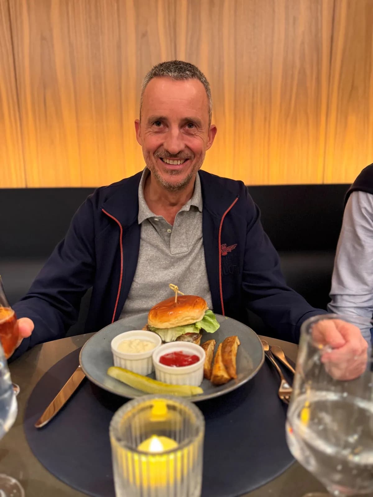 Lars Holling mit dem Signature Polaris Burger in der United Polaris Lounge Chicago