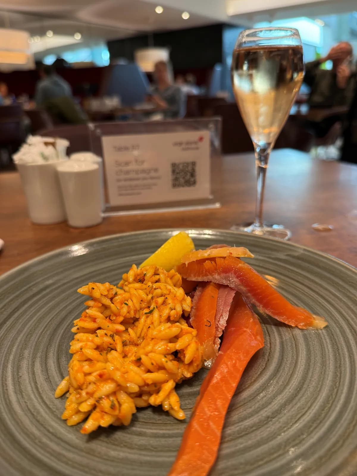 Serviertes Essen im Virgin Atlantic Clubhouse London Heathrow
