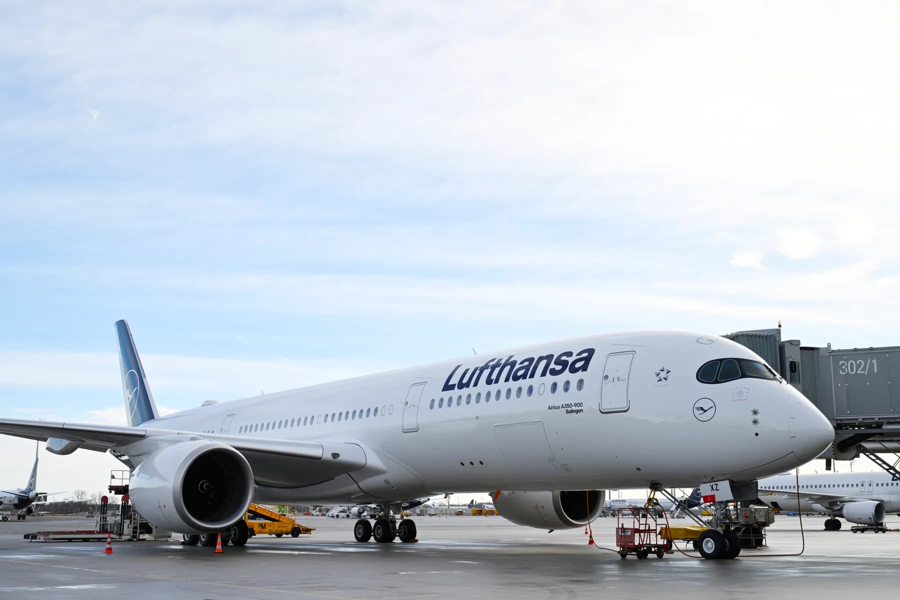Airbus A350-900 der Lufthansa am Gate auf dem Vorfeld