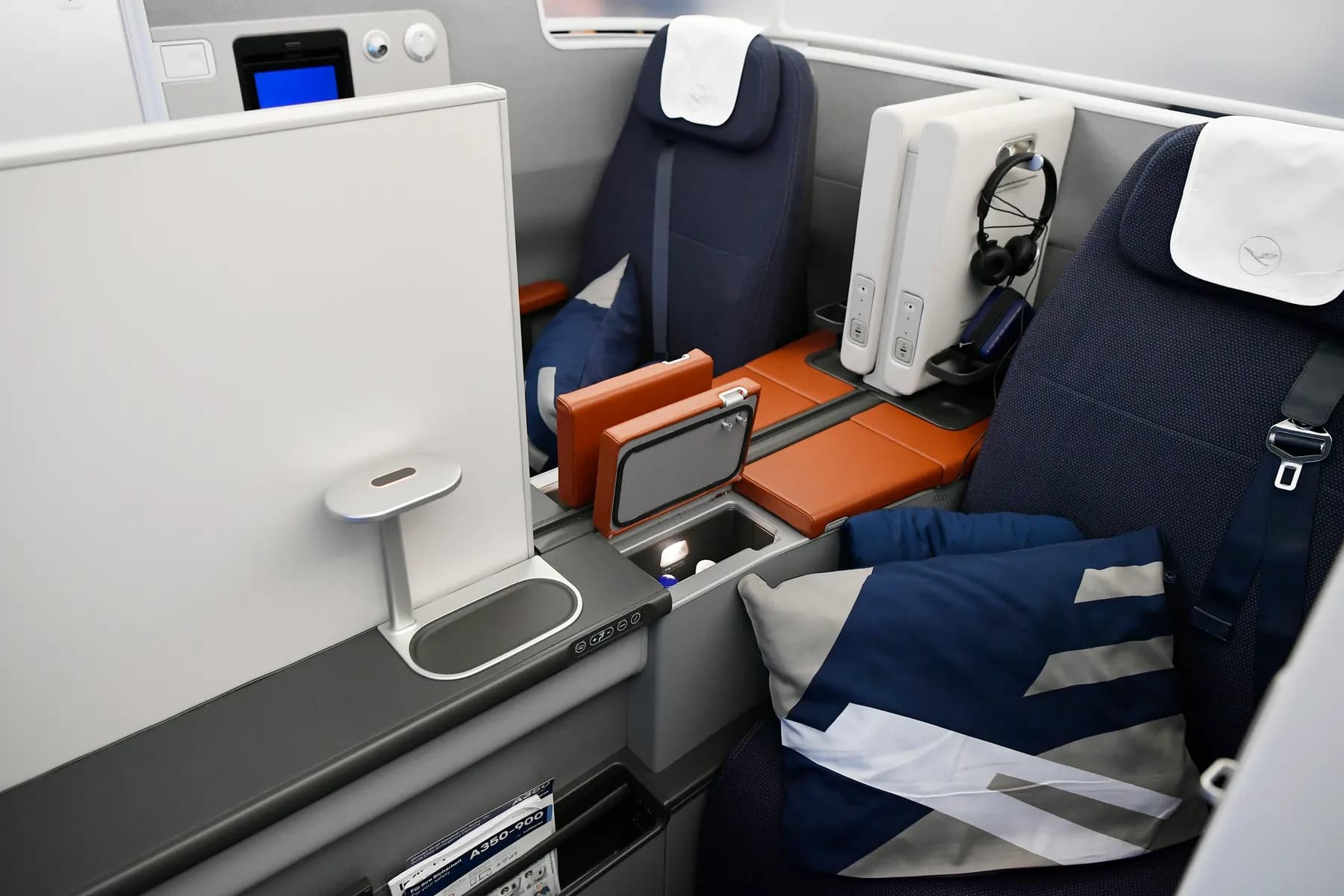 Business-Class-Suite von Lufthansa Allegris mit zwei Sitzen, Ablage und Kissen