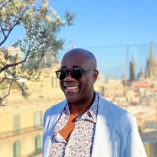 Neville Pluck auf einer Dachterrasse über der Stadt