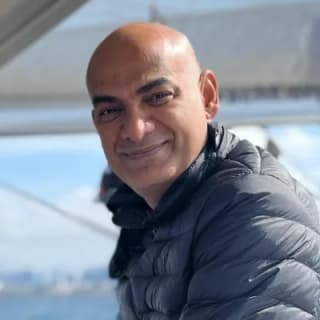 Vijay Kesavan an Deck eines Segelboots