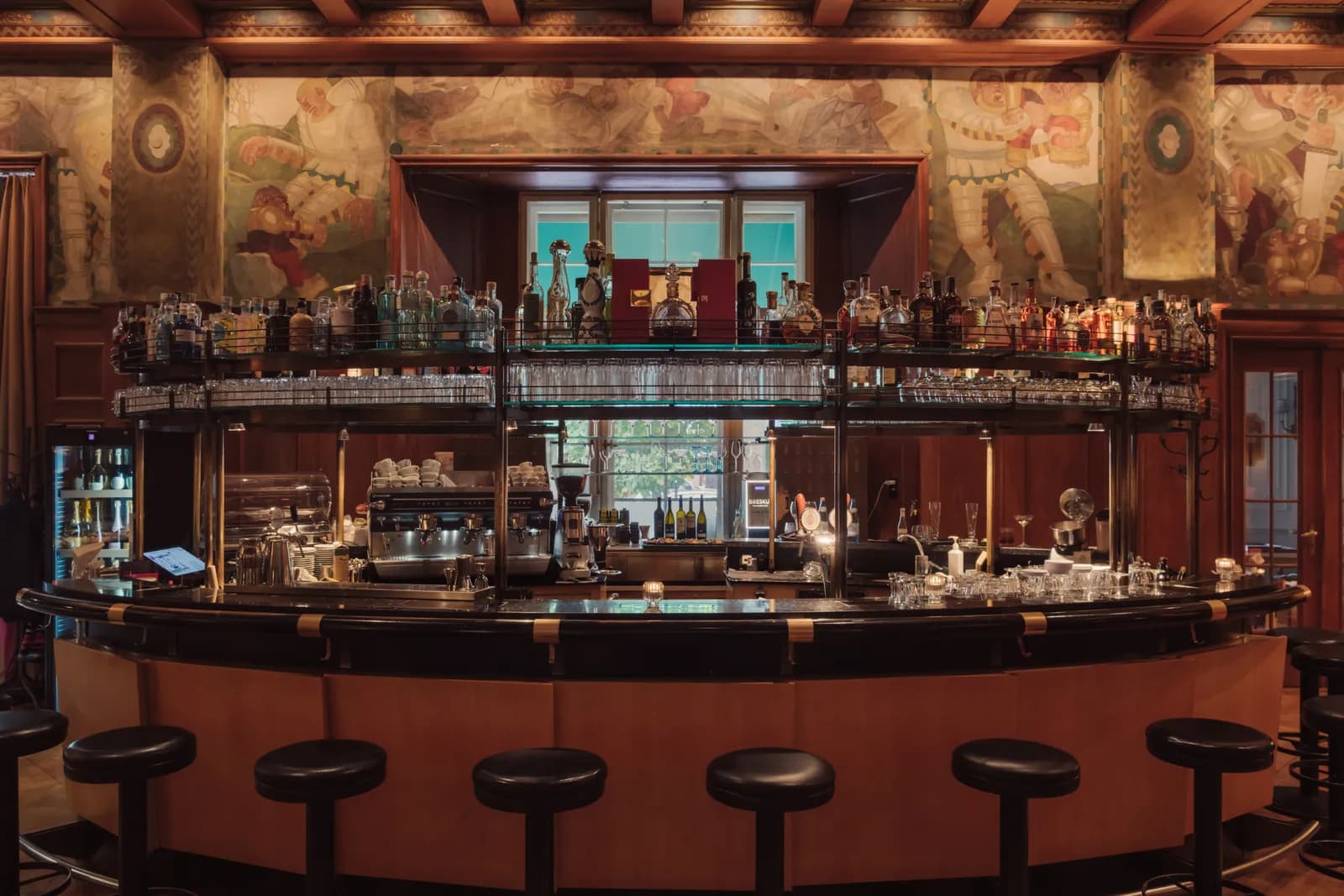 Parkhotel Laurin – Laurin Bar mit den Fresken von Bruno Goldschmitt