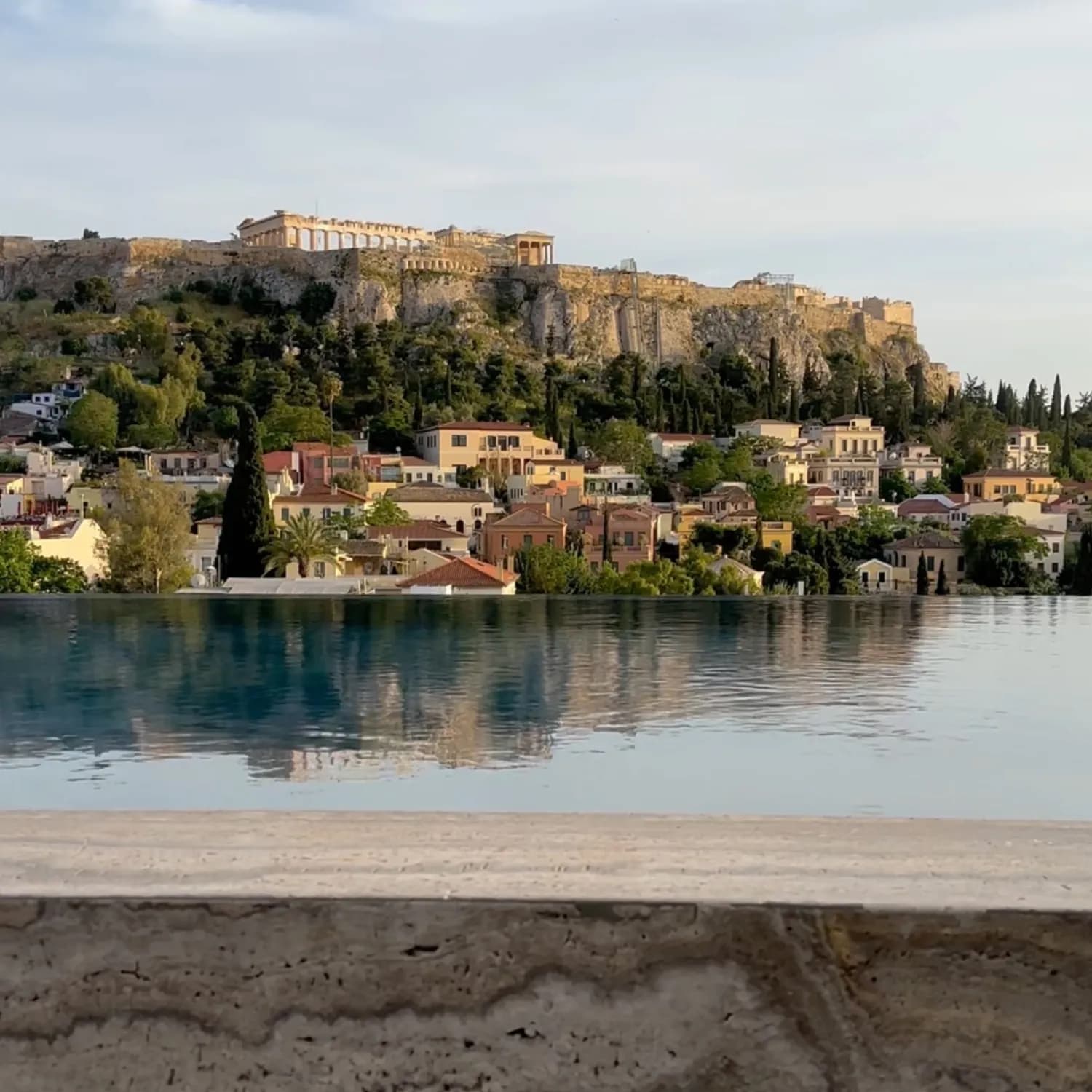 Der Infinity-Pool auf dem Dach mit Blick auf die Akropolis