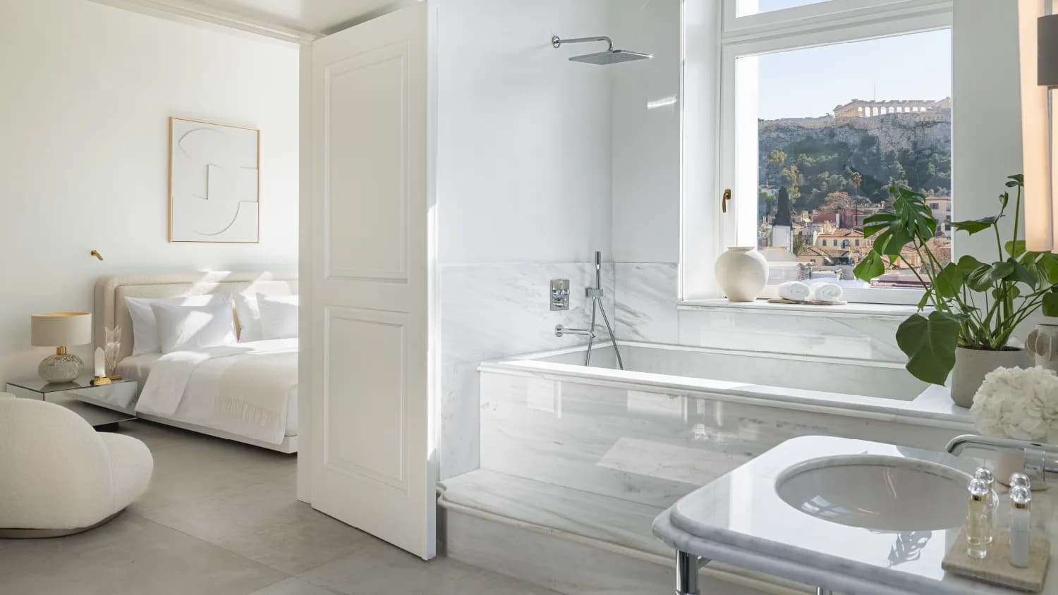Bad einer Junior Suite mit Wanne und Blick auf die Akropolis