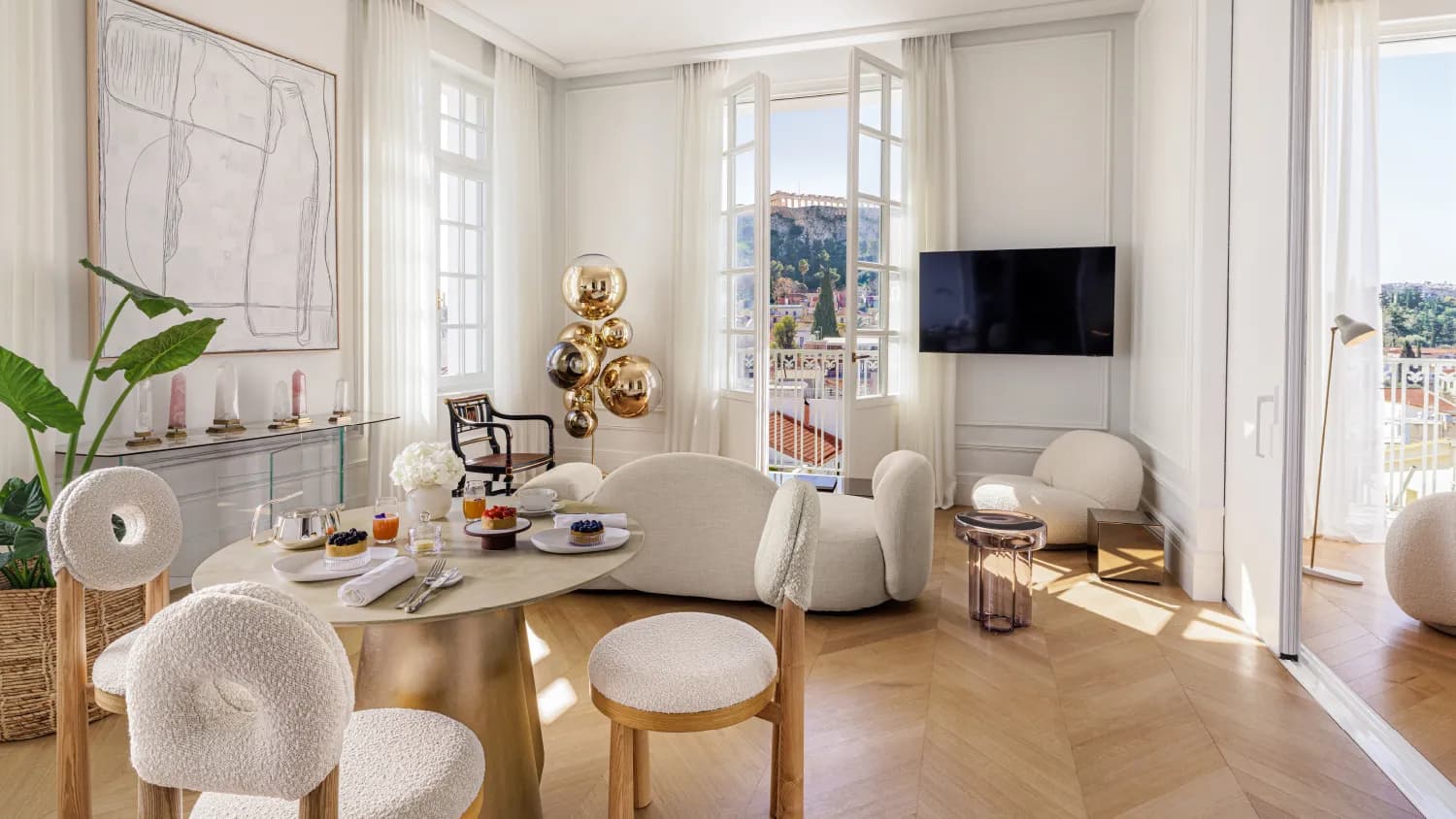 Wohnbereich einer Suite mit Sitzgruppe und Balkontür