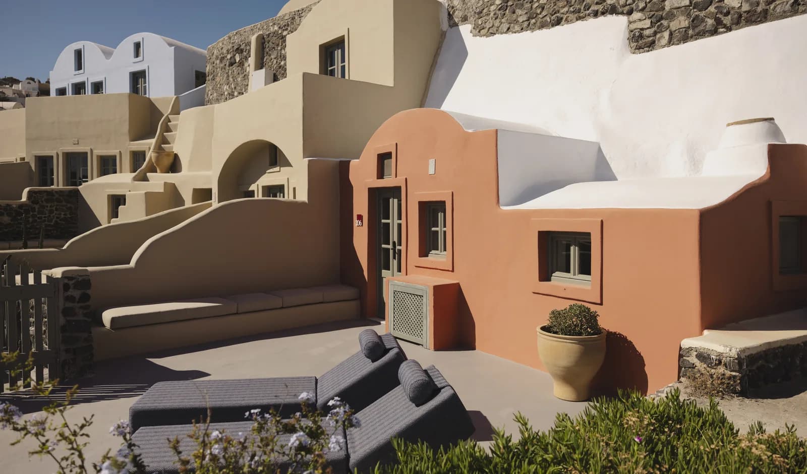 Innenhof der Sunhat Cove Suite mit Liegen vor ockerfarbenen Mauern