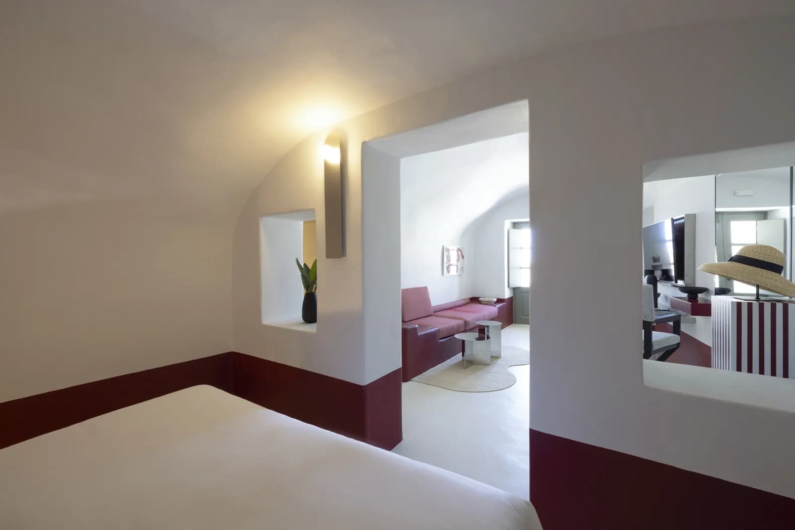 Schlafzimmer der Sunhat Cove Suite mit Blick durch die Gewölbe