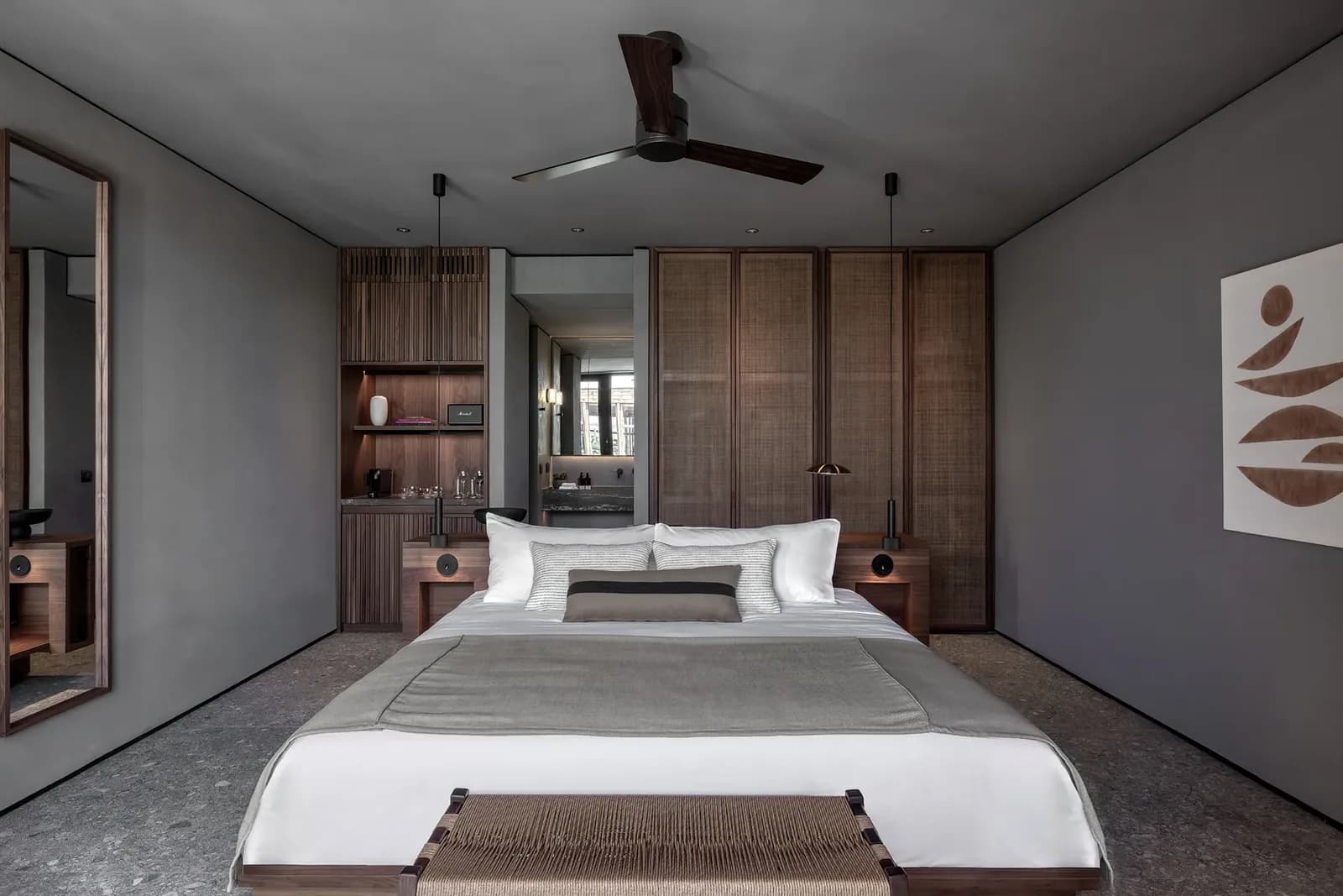 Junior Suite mit Doppelbett und Holzschränken