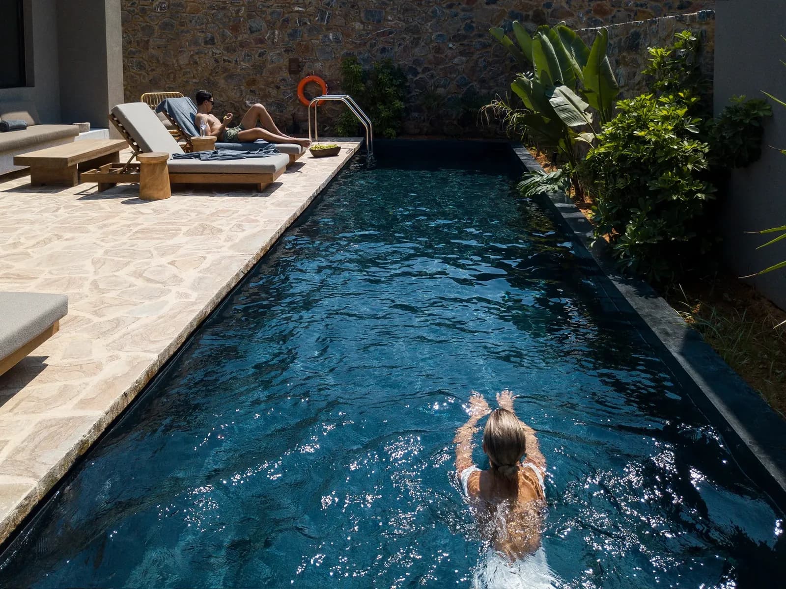 Ein Gast schwimmt im Privatpool einer Suite