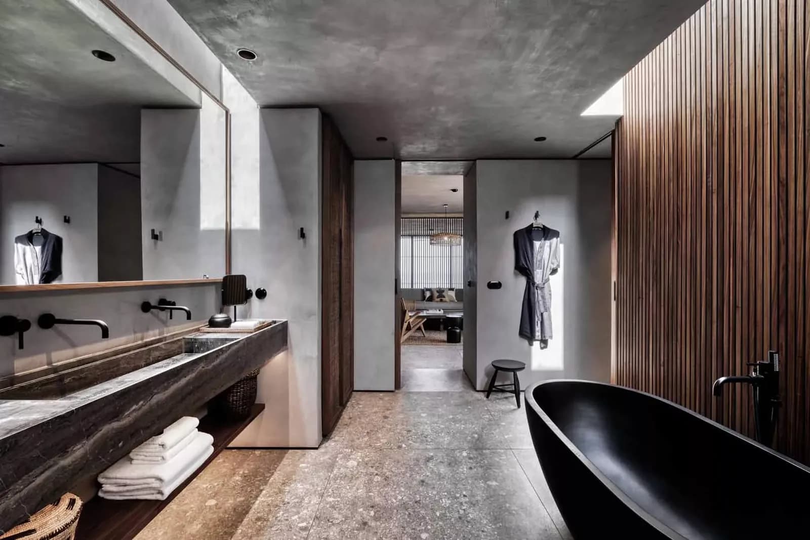 Bad einer Villa mit freistehender Wanne und Doppelwaschtisch