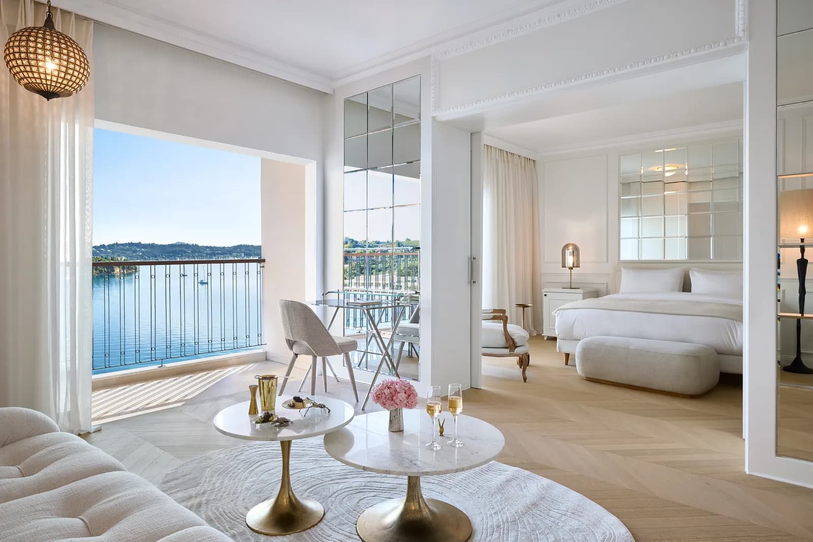 Suite mit Doppelbett und Balkon zum Meer