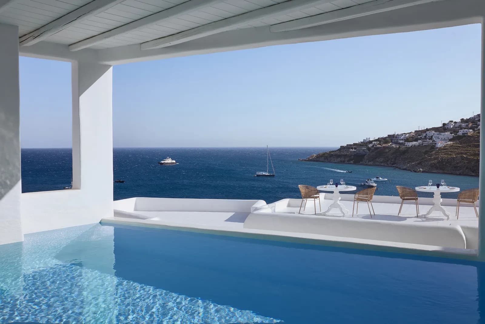 Der Pool der Island Blu Villa mit Blick über die Bucht