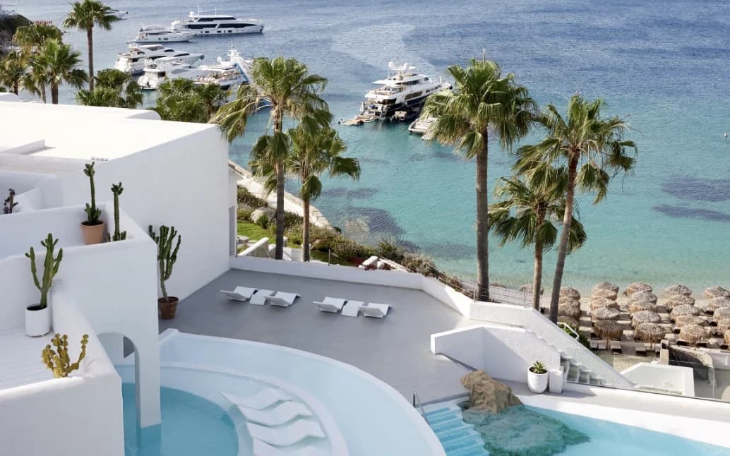 Grecotel Blu Mykonos: Terrasse und Pool über der Bucht mit Yachten