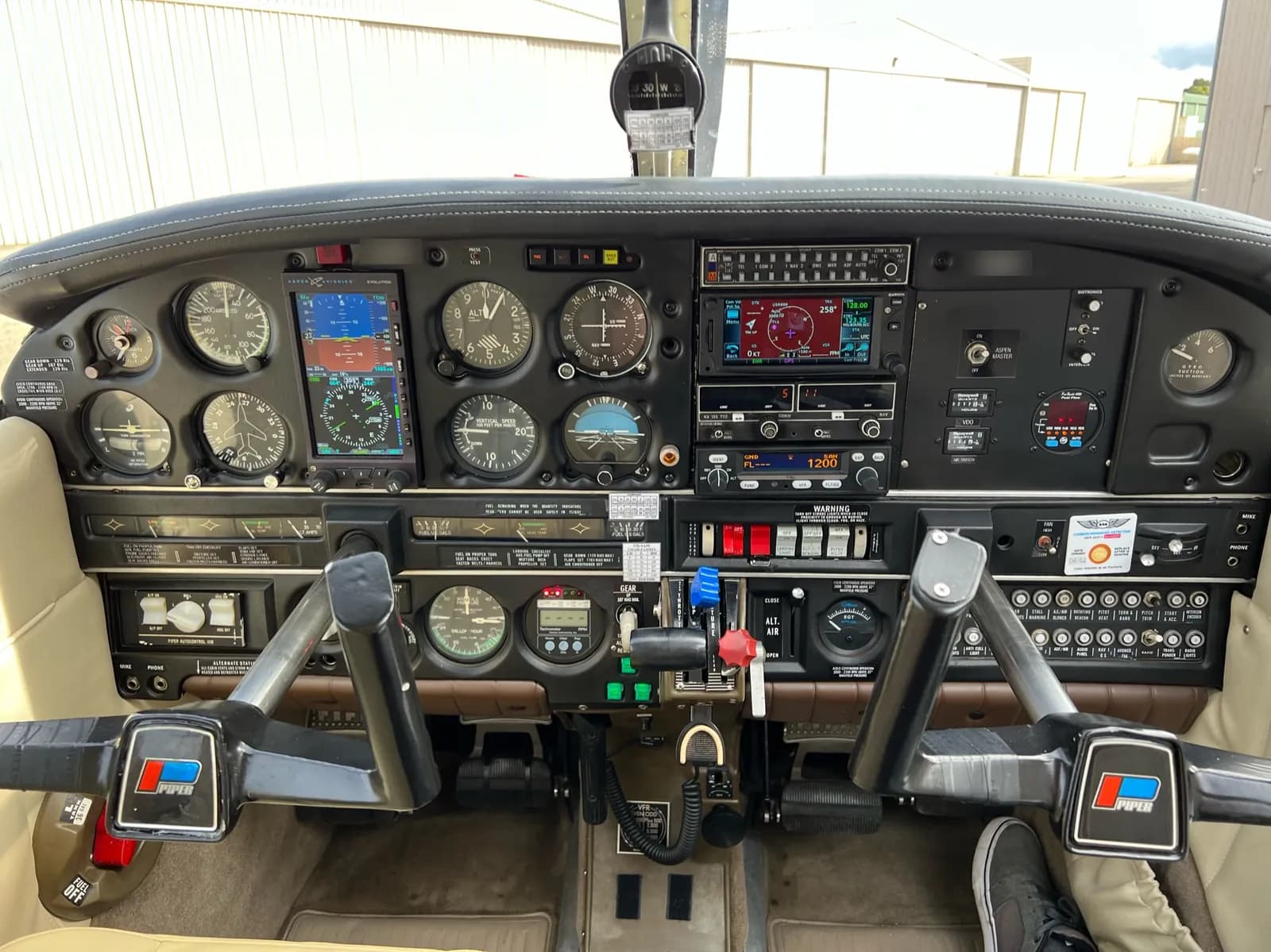 Cockpit der Piper PA-28 Turbo Arrow mit Glasdisplay und Rundinstrumenten