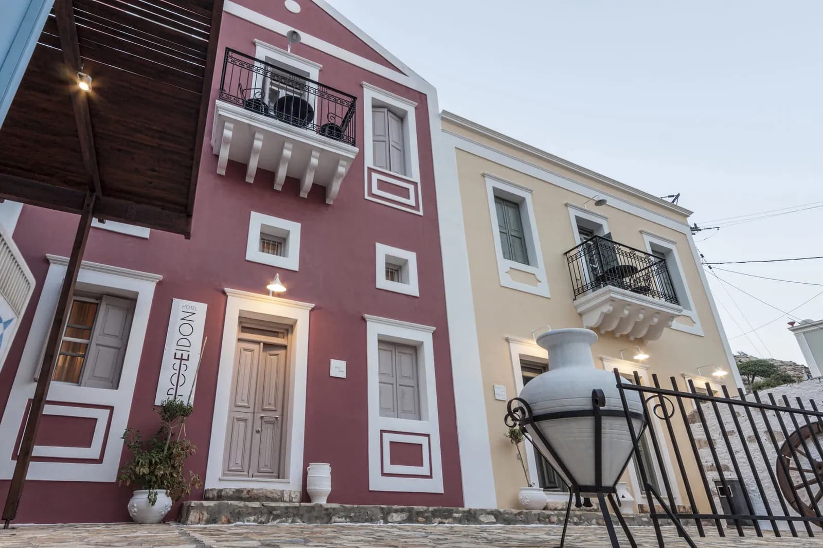 Poseidon Hotel Kastellorizo – Eingang im roten Haus