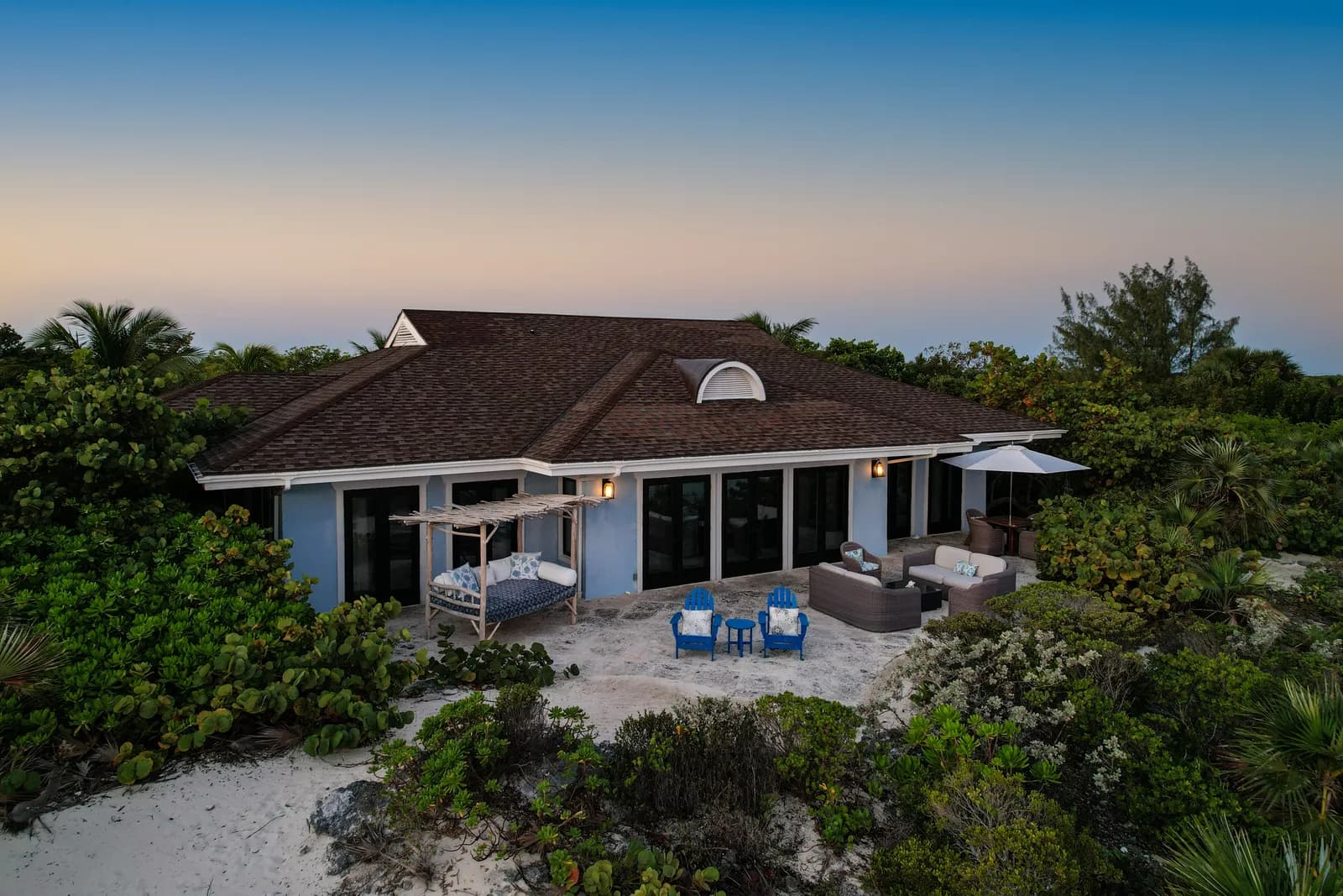 Die Villa Blue Moon im Abendlicht über dem Strand