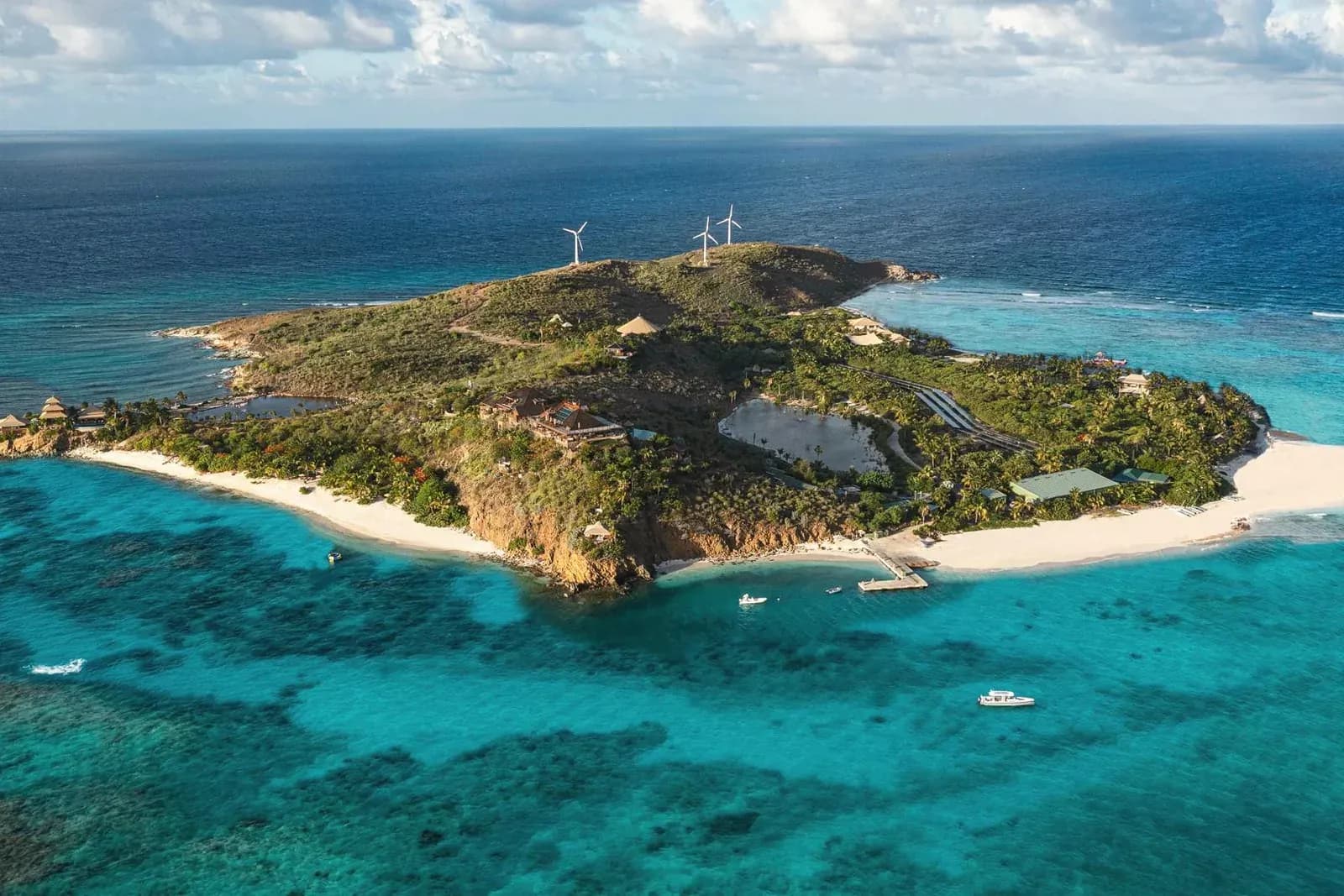 Necker Island aus der Luft mit Riff, Strand und Buchten