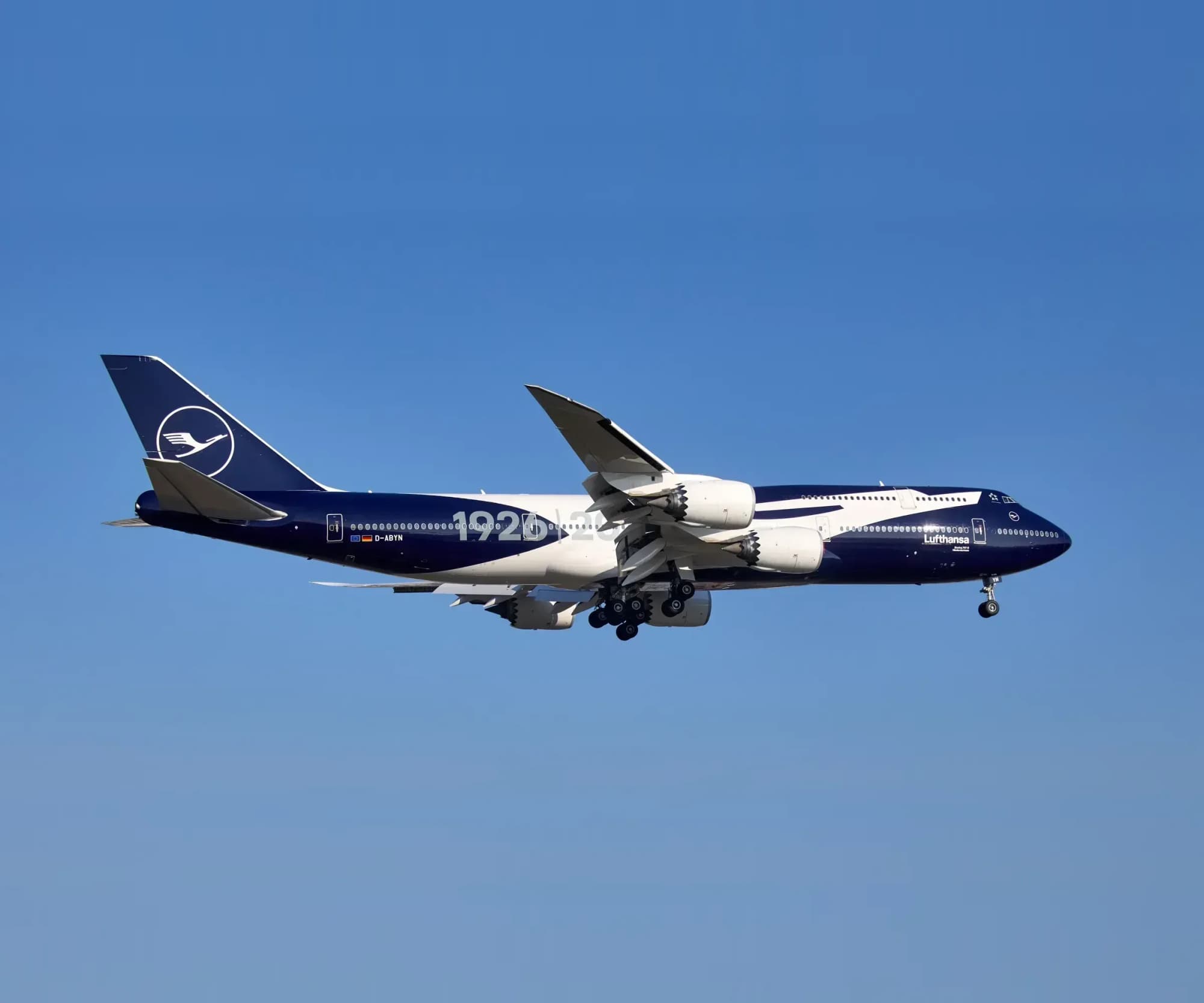 Lufthansa Boeing 747-8 im Landeanflug vor blauem Himmel