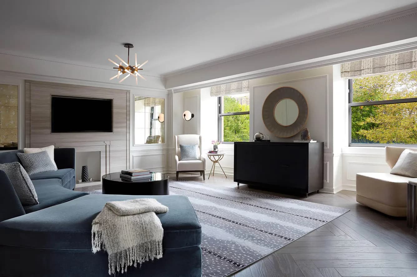 JW Marriott Essex House – Wohnbereich einer Deluxe Suite mit Blick in den Park