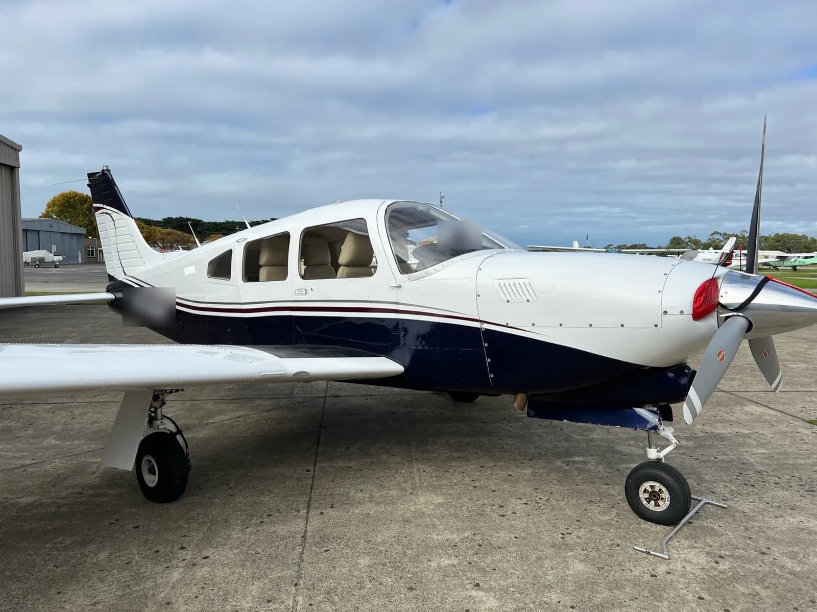 Eine Piper PA-28 auf dem Vorfeld