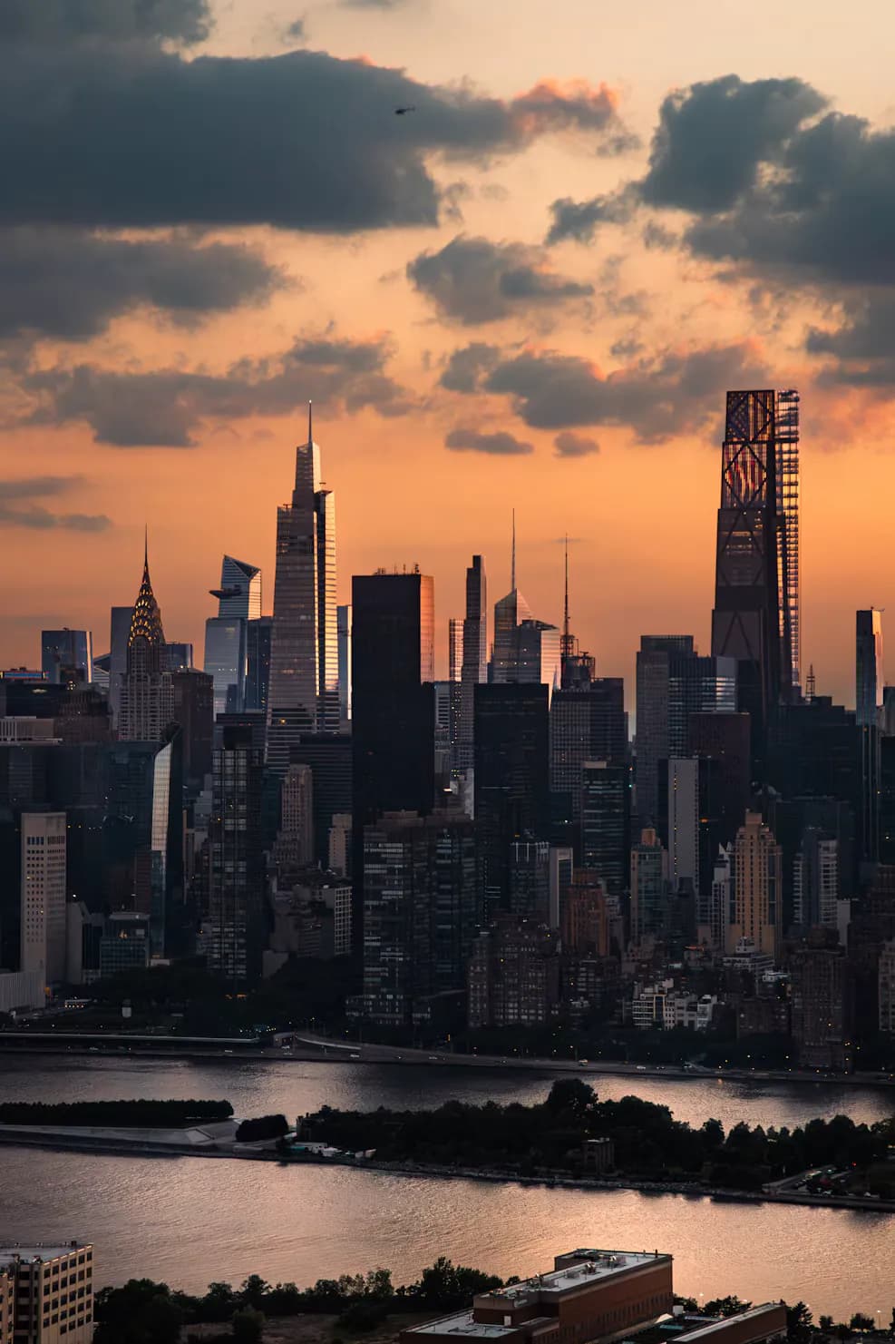 Die Skyline von Midtown Manhattan im Sonnenuntergang