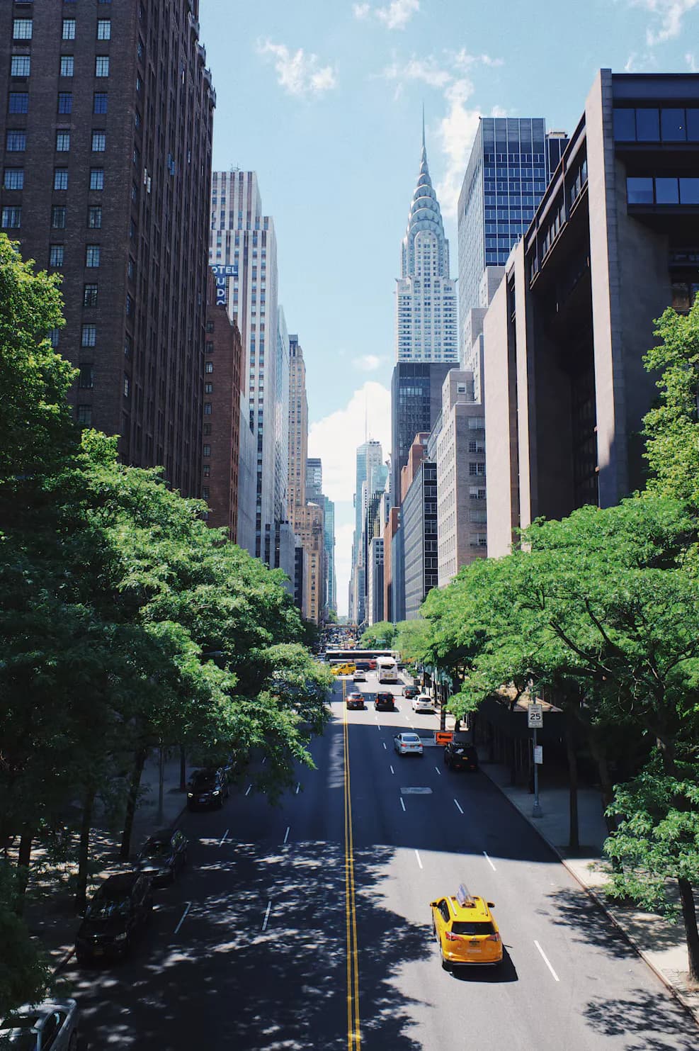 Straßenschlucht in Midtown mit dem Chrysler Building