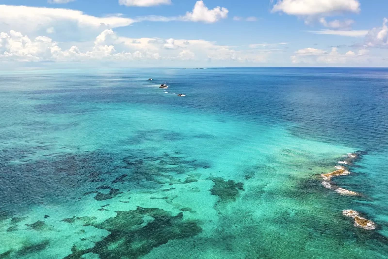 Riffe und türkisfarbenes Wasser der Bahamas aus der Luft