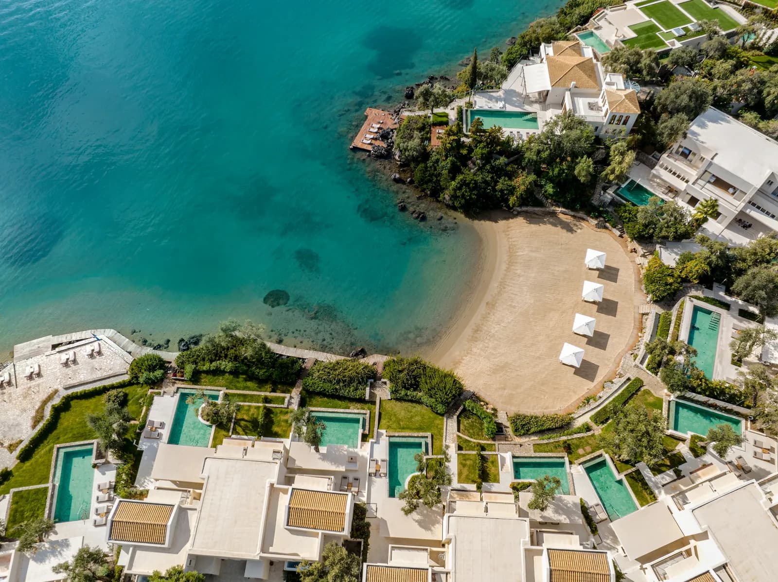 Villen mit eigenen Pools und der Strand des Corfu Imperial von oben