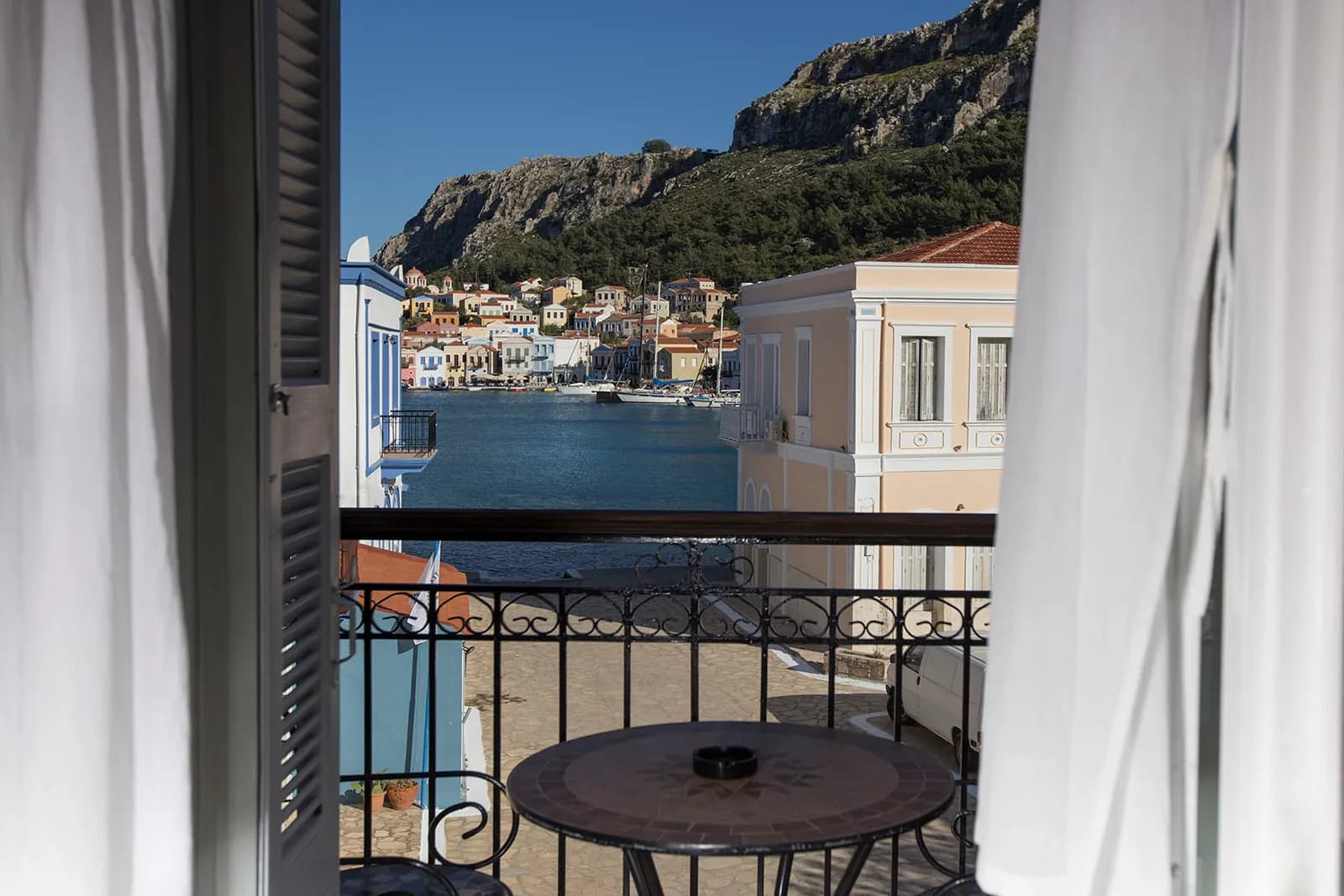 Poseidon Hotel Kastellorizo – Blick vom Balkon auf den Hafen