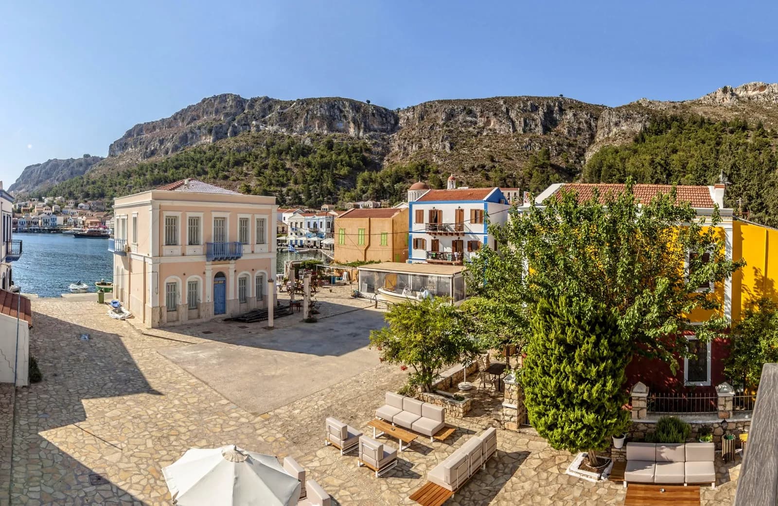 Poseidon Hotel Kastellorizo – Blick über den Hafenplatz