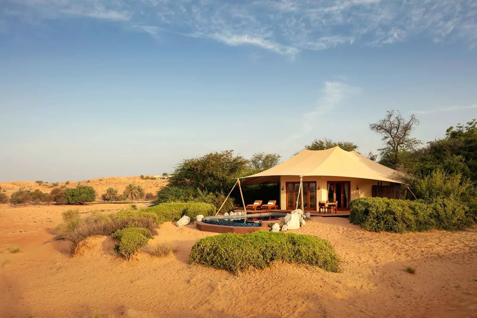 Al Maha Desert Resort – Beduinen-Villa mit eigenem Tauchpool vor den Dünen