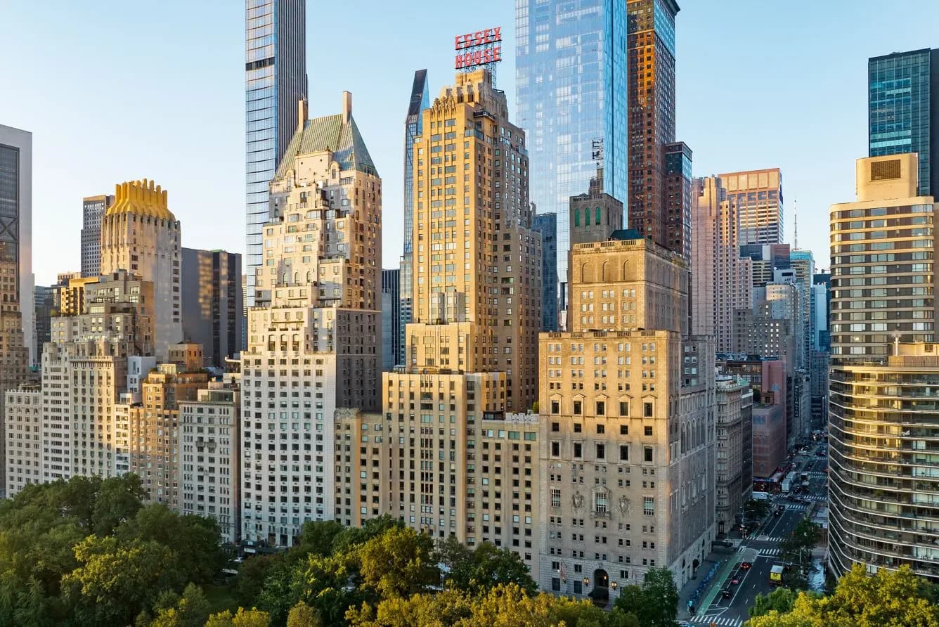 Das Essex House mit seiner Leuchtschrift über dem Central Park