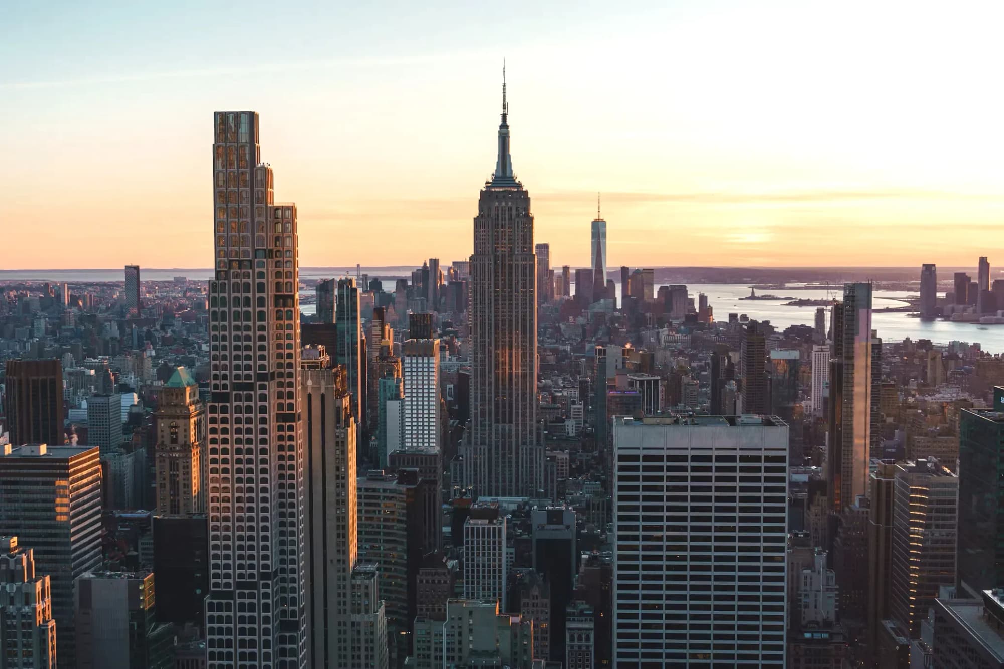 Die Skyline von Manhattan im Abendlicht mit dem Empire State Building