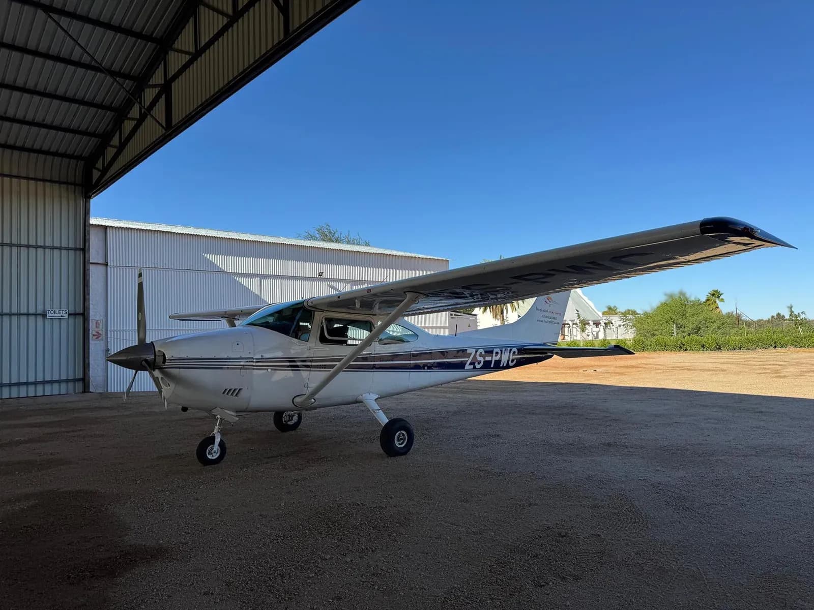 Flugplatz Wonderboom – Cessna 182 vor dem Hangar