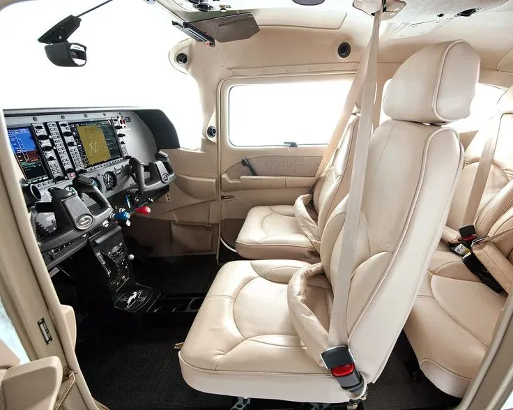 Kabine der Cessna 182 Skylane von hinten