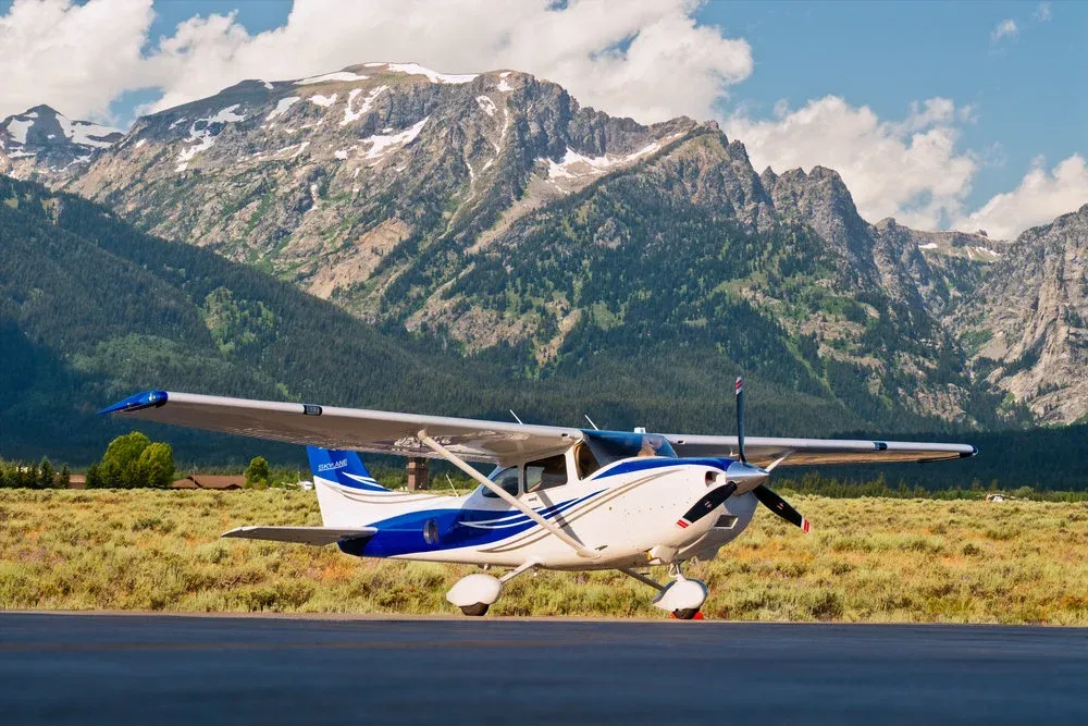 Cessna 182 Skylane auf dem Vorfeld