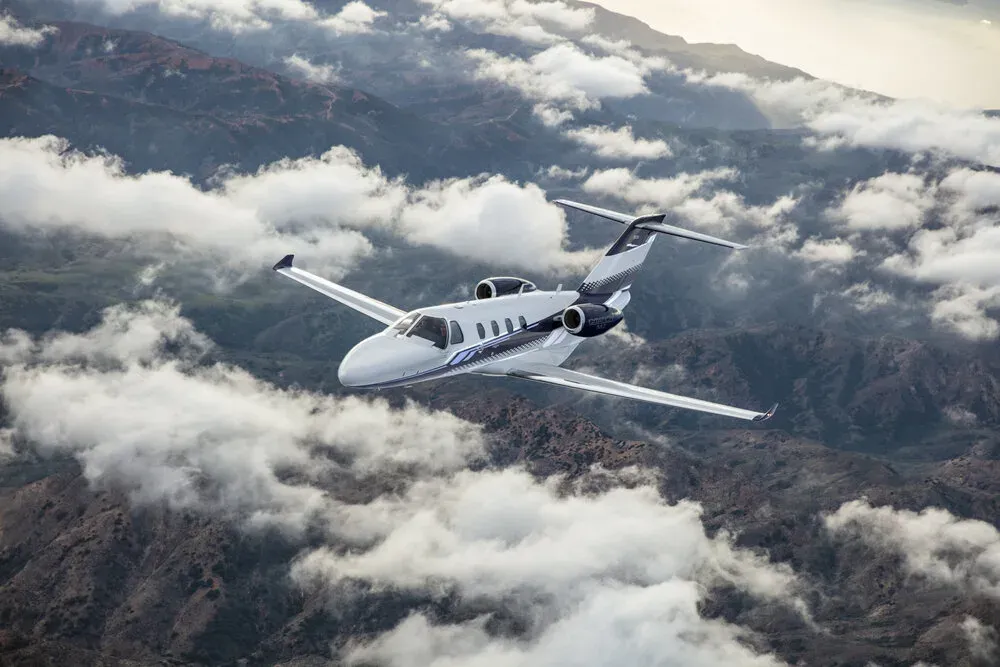 Cessna Citation M2 über den Wolken