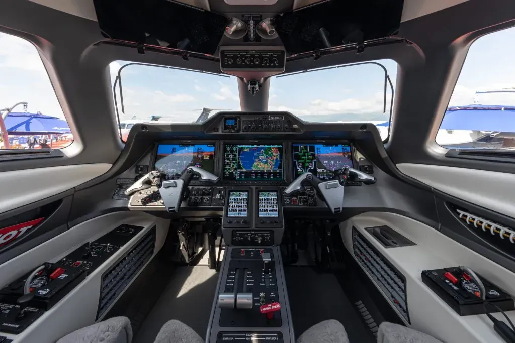 Cockpit des Embraer Phenom 100EX