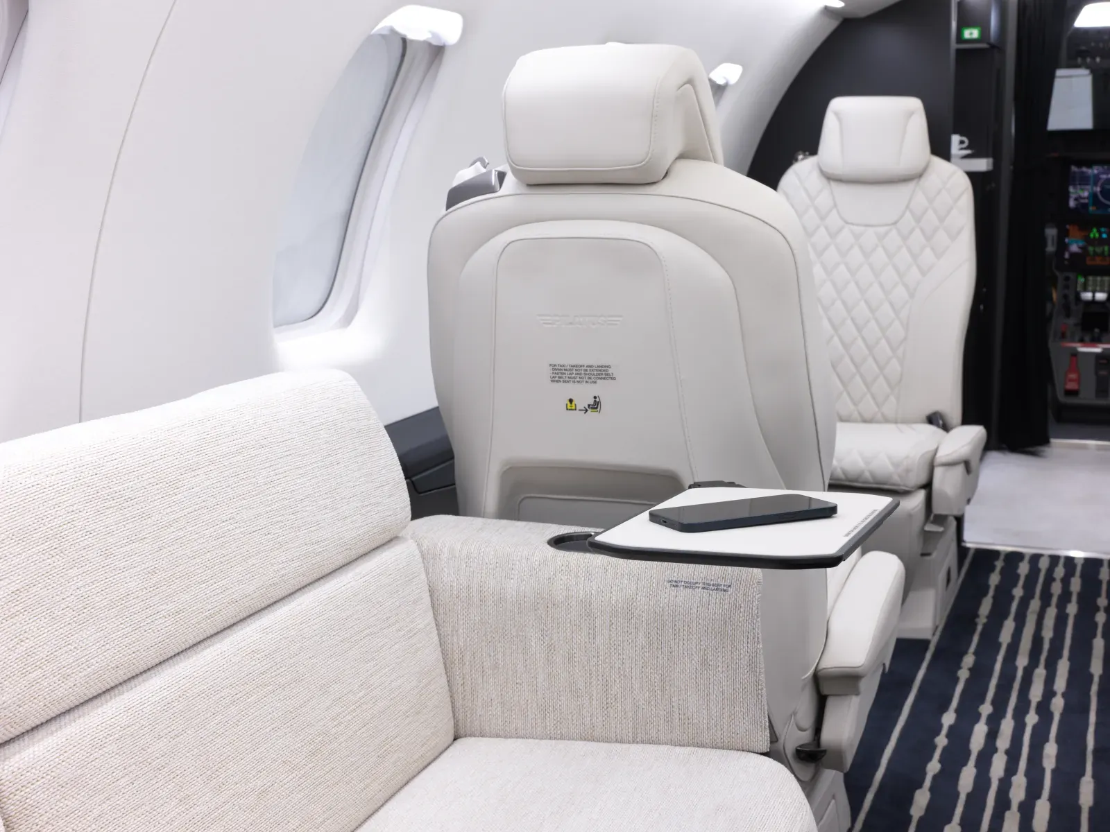 Divan und Sitzgruppe in der Kabine der Pilatus PC-24